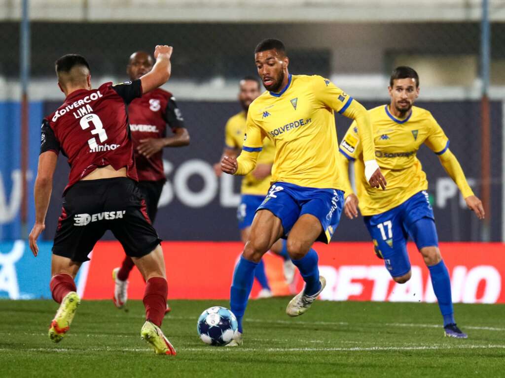 PORTUGUÊS: Torcedores sofrem com placares sem gols