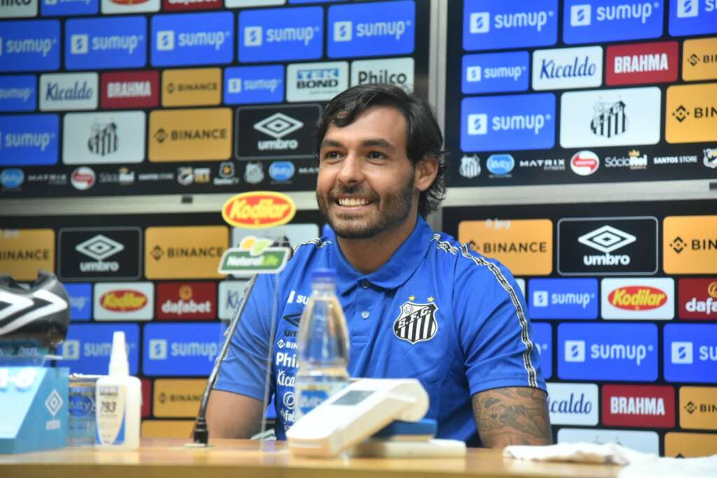 Apresentado no Santos, Ricardo Goulart diz estar sem dores no joelho