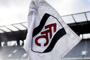 Torcedor sofre parada cardíaca em estádio da Inglaterra e morre no hospital