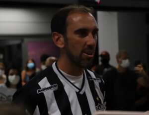 Mineiro: Diego Godín chega a Belo Horizonte, elogia o Atlético e fala em ganhar títulos