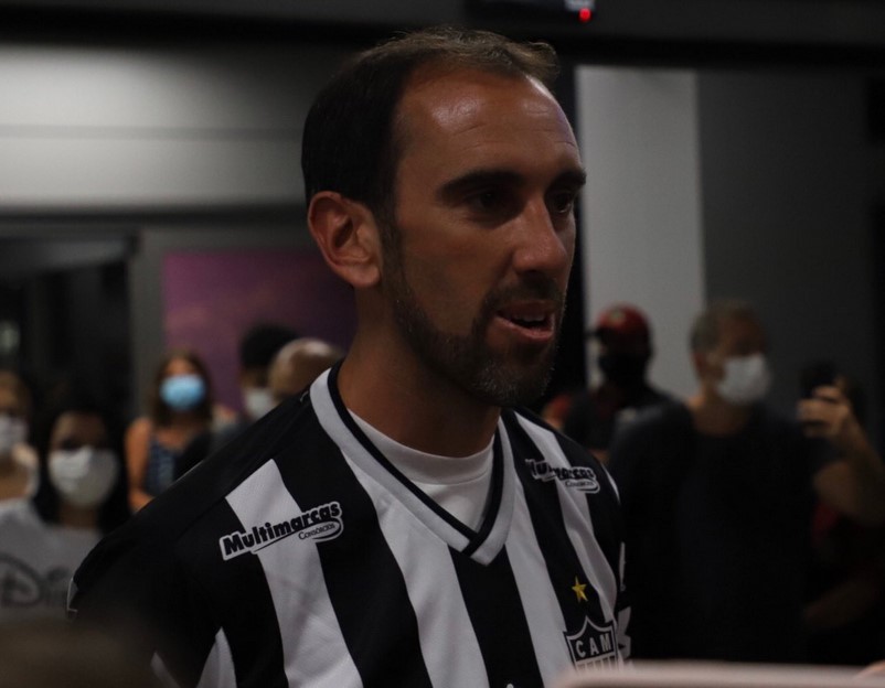 Mineiro: Diego Godín chega a Belo Horizonte, elogia o Atlético e fala em ganhar títulos