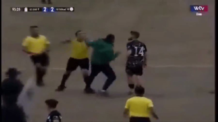 Jogadores reclamam e trocam socos com árbitro após partida. VÍDEO!