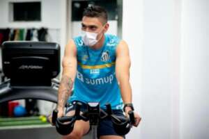 Paulistão: Velázquez aposta em pré-temporada forte para se fixar na defesa do Santos