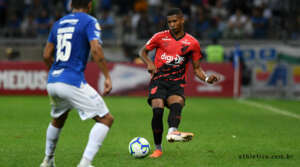 Hoje no Athletico-PR, ex-lateral da Ponte é observado pelo Manchester City