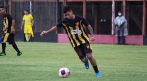 Copa SP: Xará de ex-meia do Flamengo é expulso por fazer xixi no banco de reservas