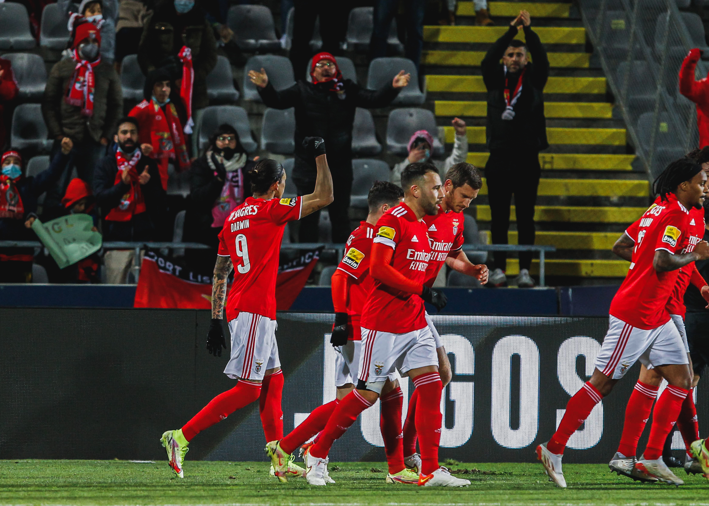 PORTUGUÊS: Benfica bate o Arouca e volta a vencer