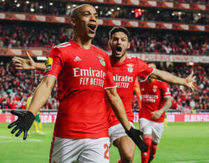 PORTUGUÊS: Benfica vence Paços de Ferreira e se aproxima do Sporting