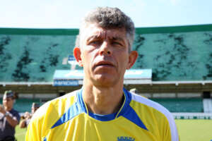 Herói da Ponte na Copinha, Chicão supera AVC e lidera ação com meninos carentes