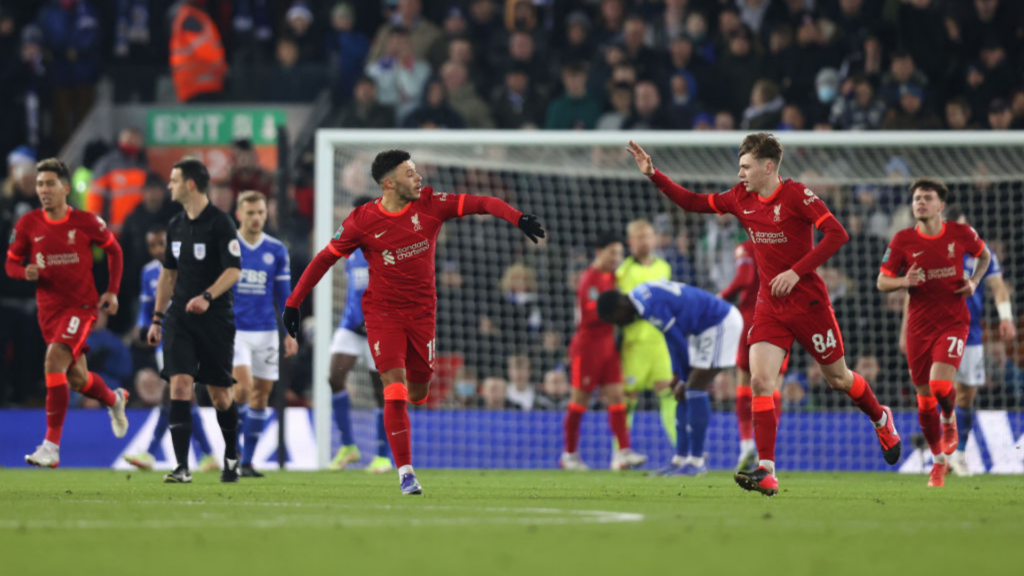 Surto de covid-19 adia semi da Copa da Liga Inglesa entre Liverpool e Arsenal