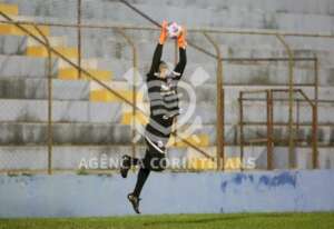 Com Ivan especulado, Corinthians renova com Cássio por três anos