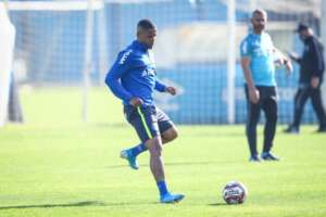Gaúcho: Recuperados da Covid-19, Douglas Costa e Rodrigues iniciam pré-temporada com elenco do Grêmio