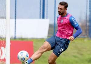 Baiano: Zagueiro do Bahia é flagrado em praia após testar positivo para covid-19