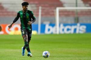 Santos anuncia ex-zagueiro do América-MG; ex-Caldense também chega