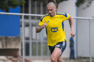 Mineiro: Reforço do Cruzeiro tem nome publicado no BID e fica próximo de estreia