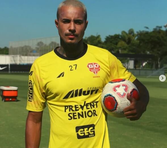 MC Livinho realiza sonho de ser jogador de futebol