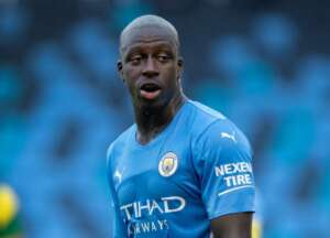 Inglês: Jogador do Manchester City com 8 acusações de crime sexual deixa prisão