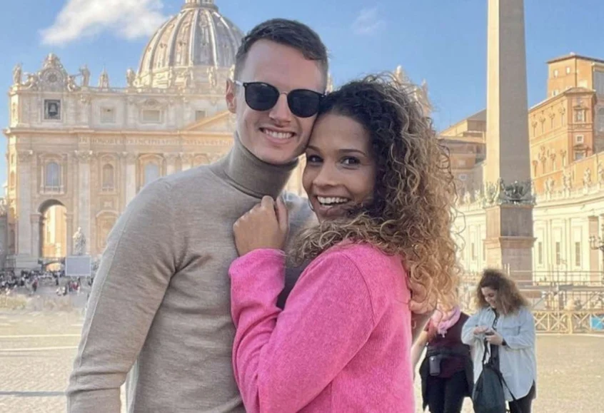 Jogador holandês assume namoro com árbitra que conheceu em jogo que foi expulso