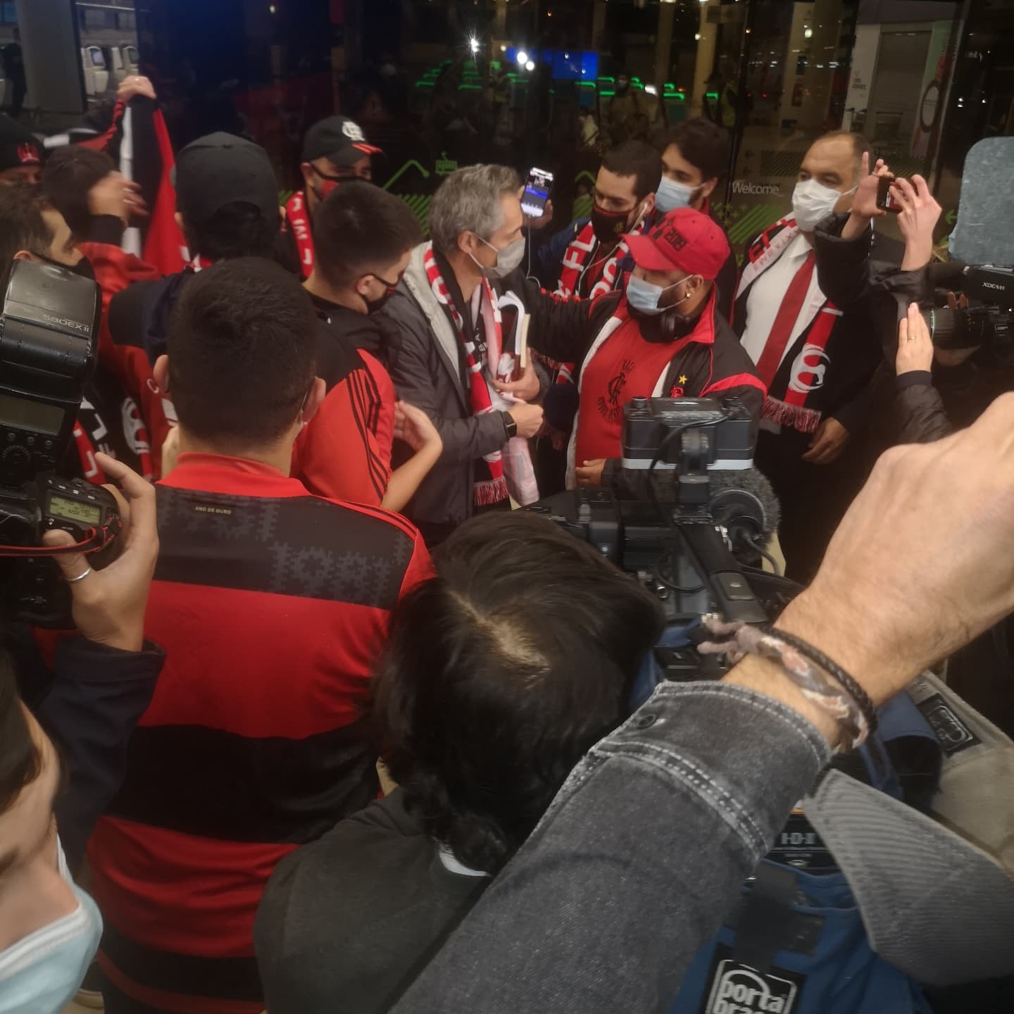 Carioca: Paulo Sousa ganha livro sobre a história do Flamengo no embarque em Lisboa