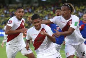 ELIMINATÓRIAS: Peru suporta pressão da Colômbia, faz no fim e assume 4° lugar