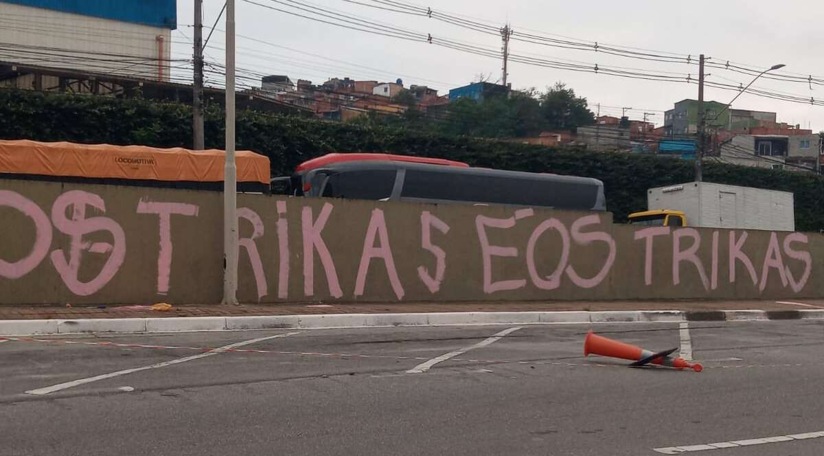Copa SP: Torcidas rivais do São Paulo picham “Trikas” no entorno da Arena Barueri