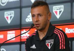 Paulistão: Com gana de títulos e muita experiência, Rafinha é apresentado no São Paulo