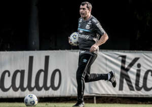 Paulistão: Recuperado da covid-19, treinador comanda treino no Santos