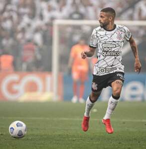 Emprestado pelo Corinthians, meia festeja 22 anos anunciado como reforço do Vasco