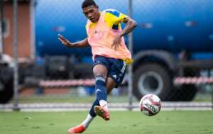 Mineiro: Cruzeiro confirma isolamento de mais dois jogadores por Covid-19