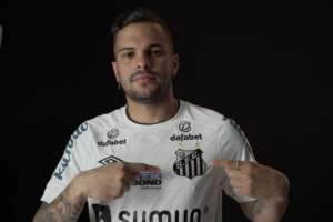 Santos oficializa lateral-direito até dezembro