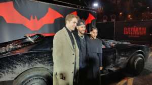 Fã de Batman, Neymar vai à premiere do novo filme e posa no icônico carro