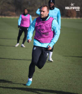 Eriksen se apresenta no CT do Brentford e treina pela primeira vez em campo