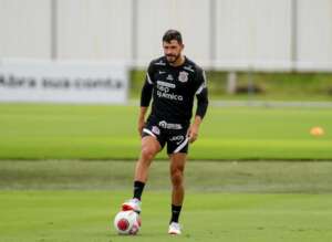 Ainda sem técnico, arrumar a defesa virou nova obrigação do Corinthians
