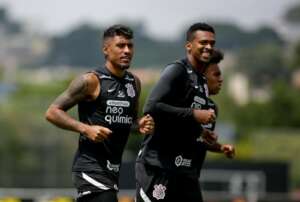 Veteranos, Renato Augusto e Fábio Santos são poupados de treino do Corinthians