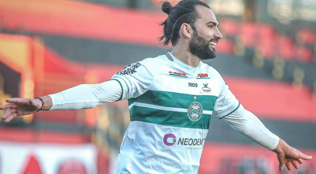 ‘Ibra fake’ iguala atacante de clube ameaçado e chega à liderança da artilharia da Série B