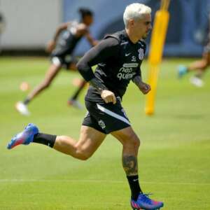 Após susto, Fagner volta no Corinthians