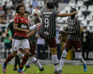CARIOCA: Fluminense marca no fim e vence Flamengo no primeiro clássico
