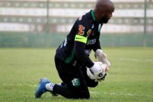 Paulista A3: Goleiro do Rio Preto recebe apoio após falha