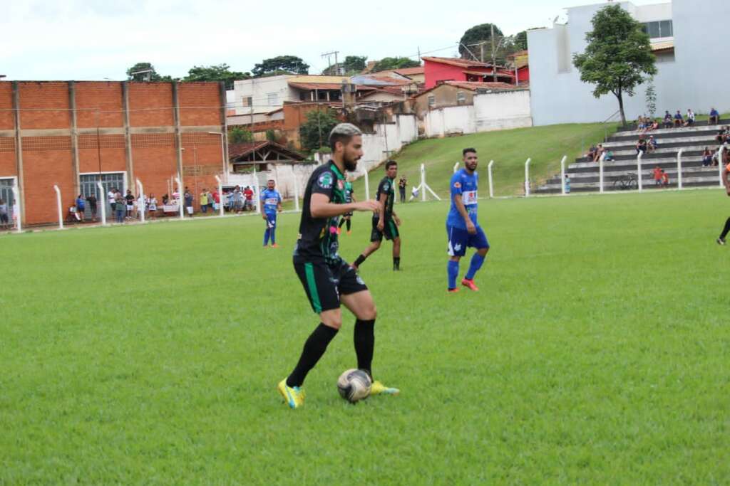 Meia ex-Uberaba se aproxima do futebol paranaense