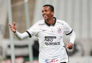 Paulistão: Corinthians treina sem Jô, desfalque certo