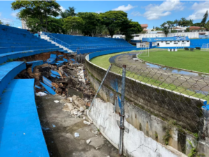 Paulista A2: Após chuva forte, parte da arquibancada do estádio do Taubaté desmorona