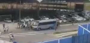 Catarinense: Torcedores do Avaí atacam ônibus de organizada do Joinville. VÍDEO!