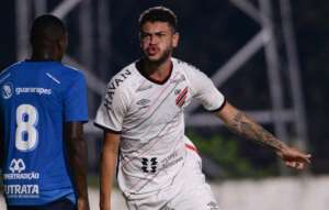 PARANAENSE: Athletico vence e conta com tropeços para colar nos líderes