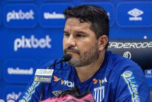 Barroca faz alerta ao Avaí: 'Precisamos melhorar'