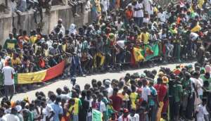 Senegal decreta feriado e multidão recepciona os campeões da Copa Africana
