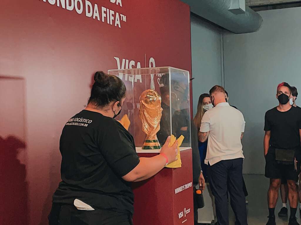 Taça da Copa atrai visitantes em SP antes de ir ao Catar