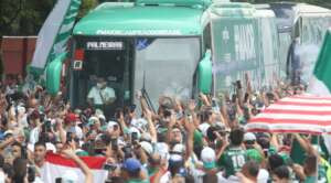 Torcida do Palmeiras faz festa na porta do CT na despedida em São Paulo