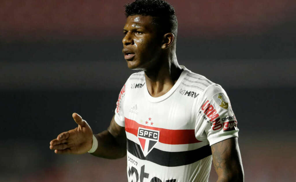 Zagueiro treina no CT e deve reforçar São Paulo diante do Internacional no Sul