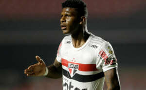 Arboleda reaparece no São Paulo e vira opção para final