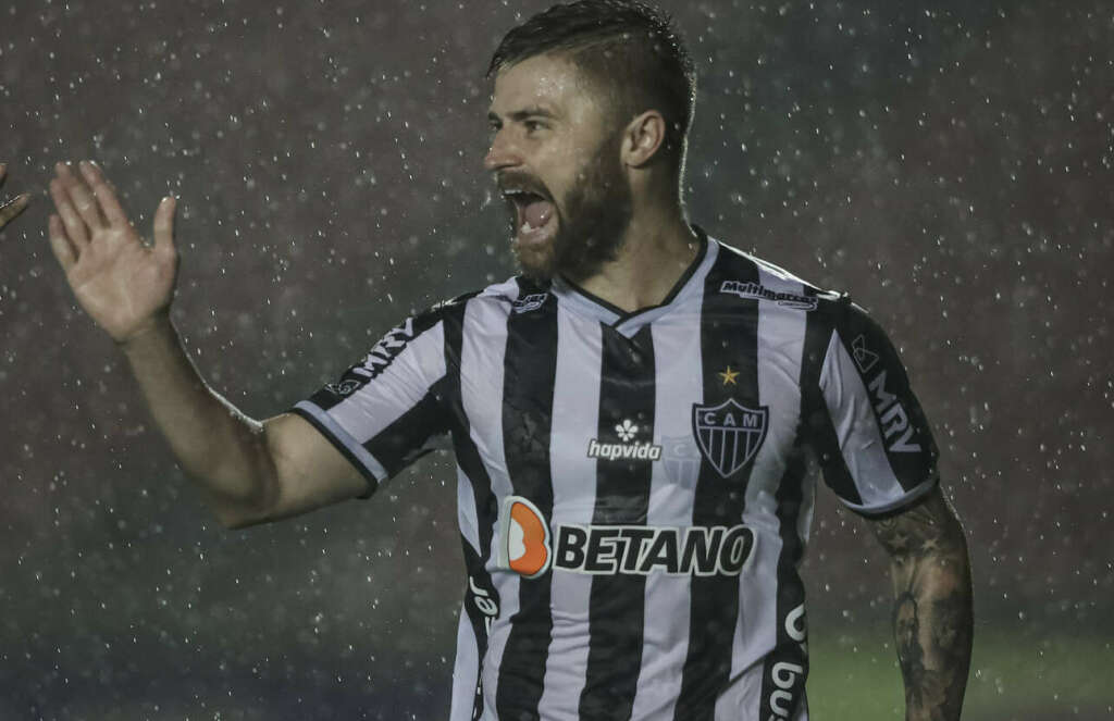 MINEIRO: Cruzeiro perde clássico para o América com arbitragem polêmica