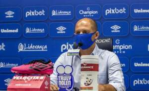 Catarinense: Diretor explica saída de Claudinei e diz que Avaí 'está atento ao mercado'